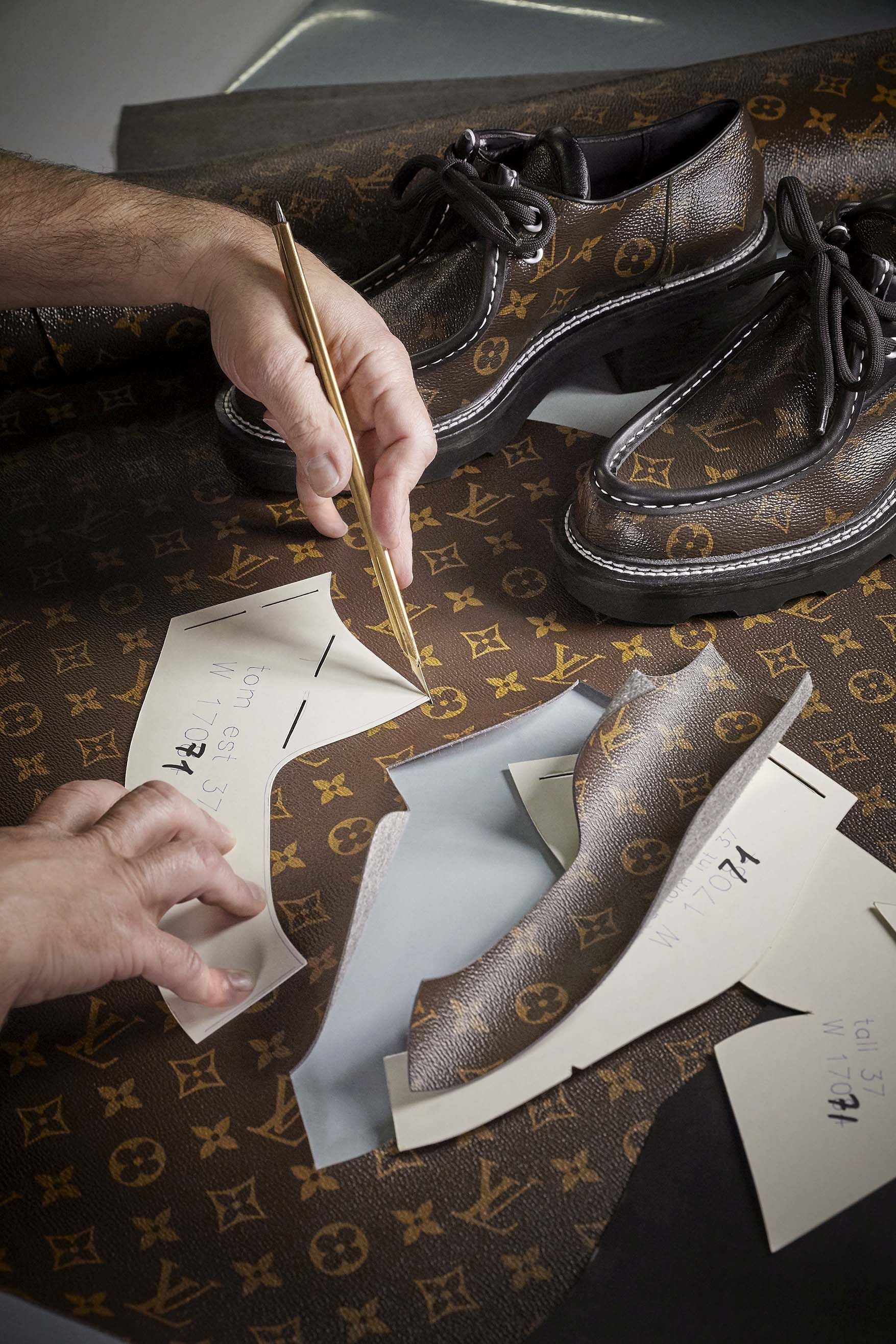 Un viaje al coraz n del atelier de calzado de Louis Vuitton