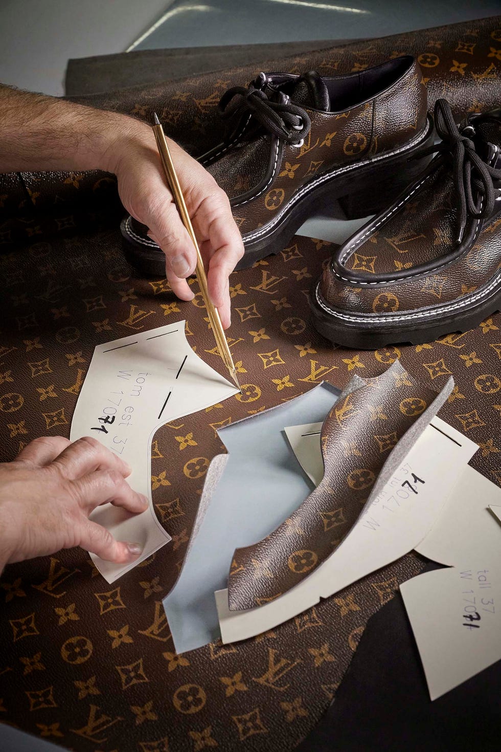 Un viaje al corazón del atelier de calzado de Louis Vuitton