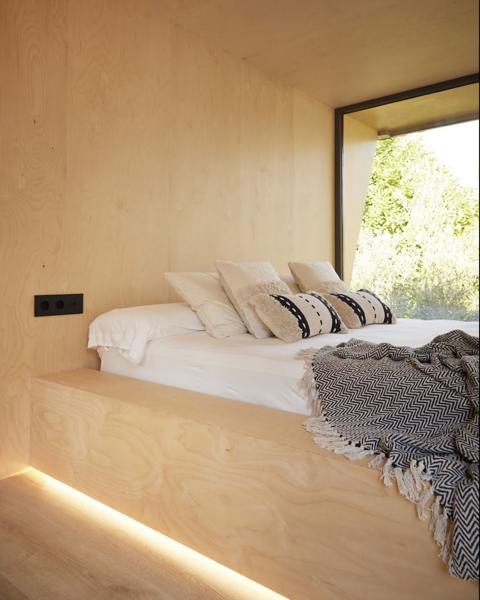 dormitorio de la casa modular kubo con contenedores de la firma vasca basoko