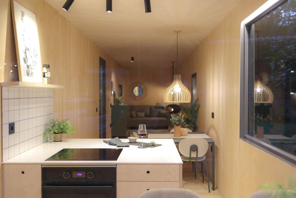 la casa modular kubo tiene en un solo contenedor cocina, comedor y salón
