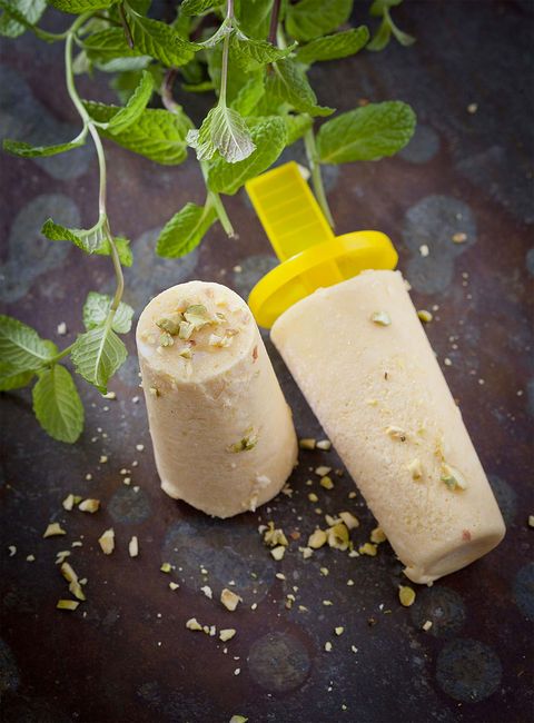 kulfi helado indio de mango con pistachos