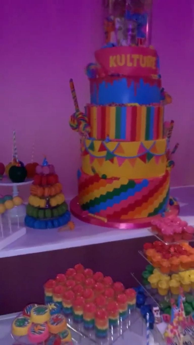 Cake decorating supply, Sweetness, Pasteles, Cake, Sugar paste, Birthday cake, Food, Cake decorating, Icing, Dessert, 