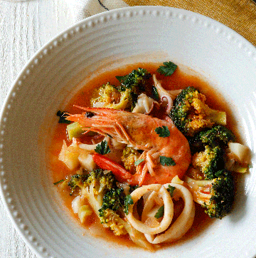 a bowl of pasta with broccoli and shrimp