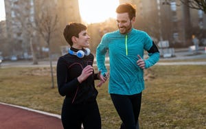 een koppel is buiten aan het hardlopen