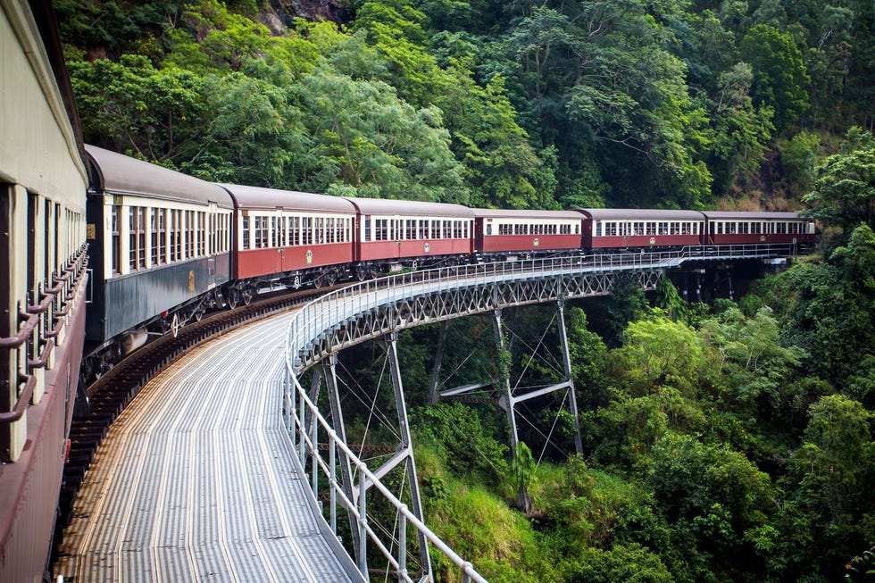 Op de historische Kuranda Scenic Railway trein je door tunnels en oeroud regenwoud