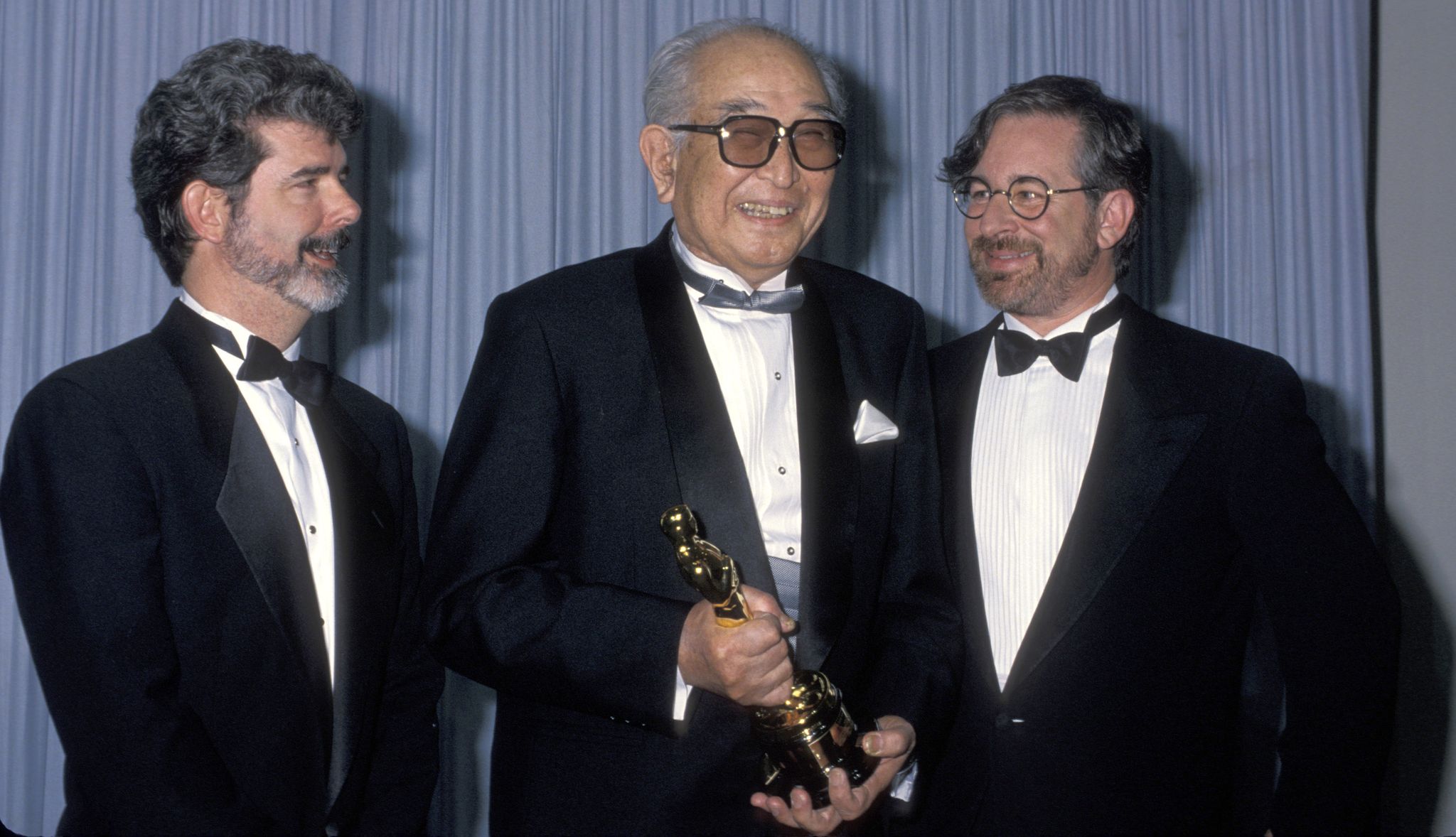 Steven Spielberg y George Lucas le dieron el Oscar Honorífico a Akira Kurosawa en 1990.