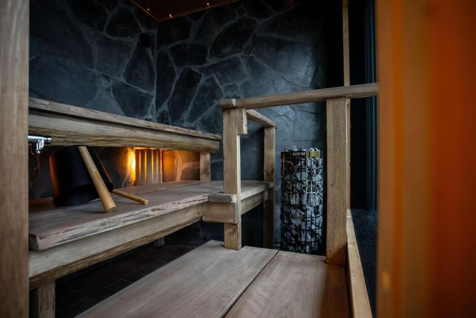sauna del interior de la habitación de kuru resort