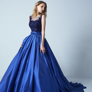 ブルーのドレスを着たモデルの写真。