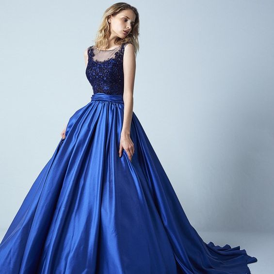 ブルーのドレスを着たモデルの写真。