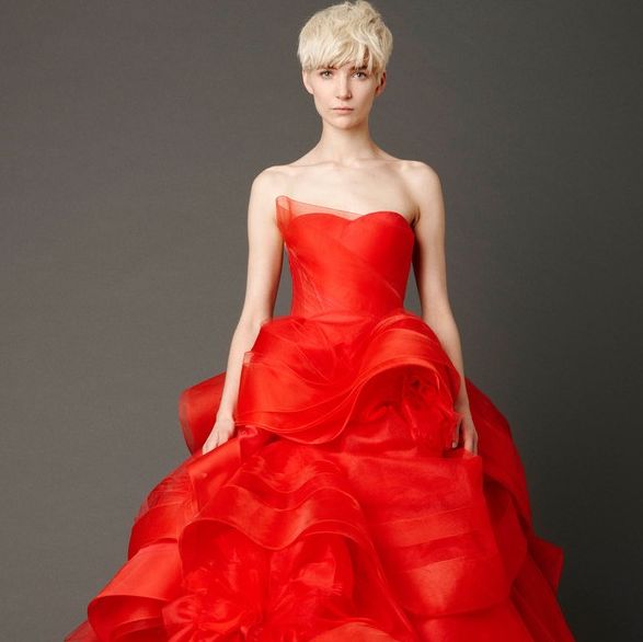 赤のカラードレスを着たモデルの写真。