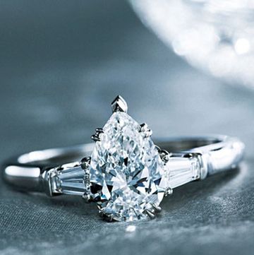 ファンシーシェイプのダイヤモンドの婚約指輪。
