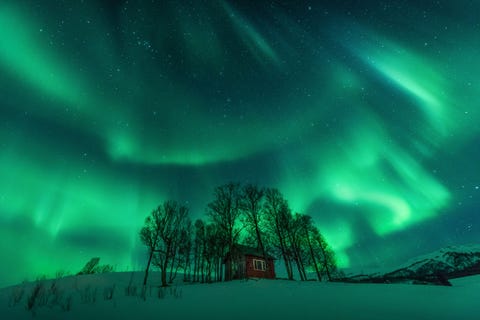 Fotograaf Stian Klo Deze zeer fotogenieke verlaten hut staat precies tussen Harstad en Borkenes aan de Kvfjord in Troms