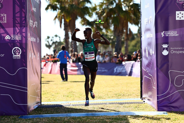 el atleta del playas de castellón rodrige kwizera gana en oropesa
