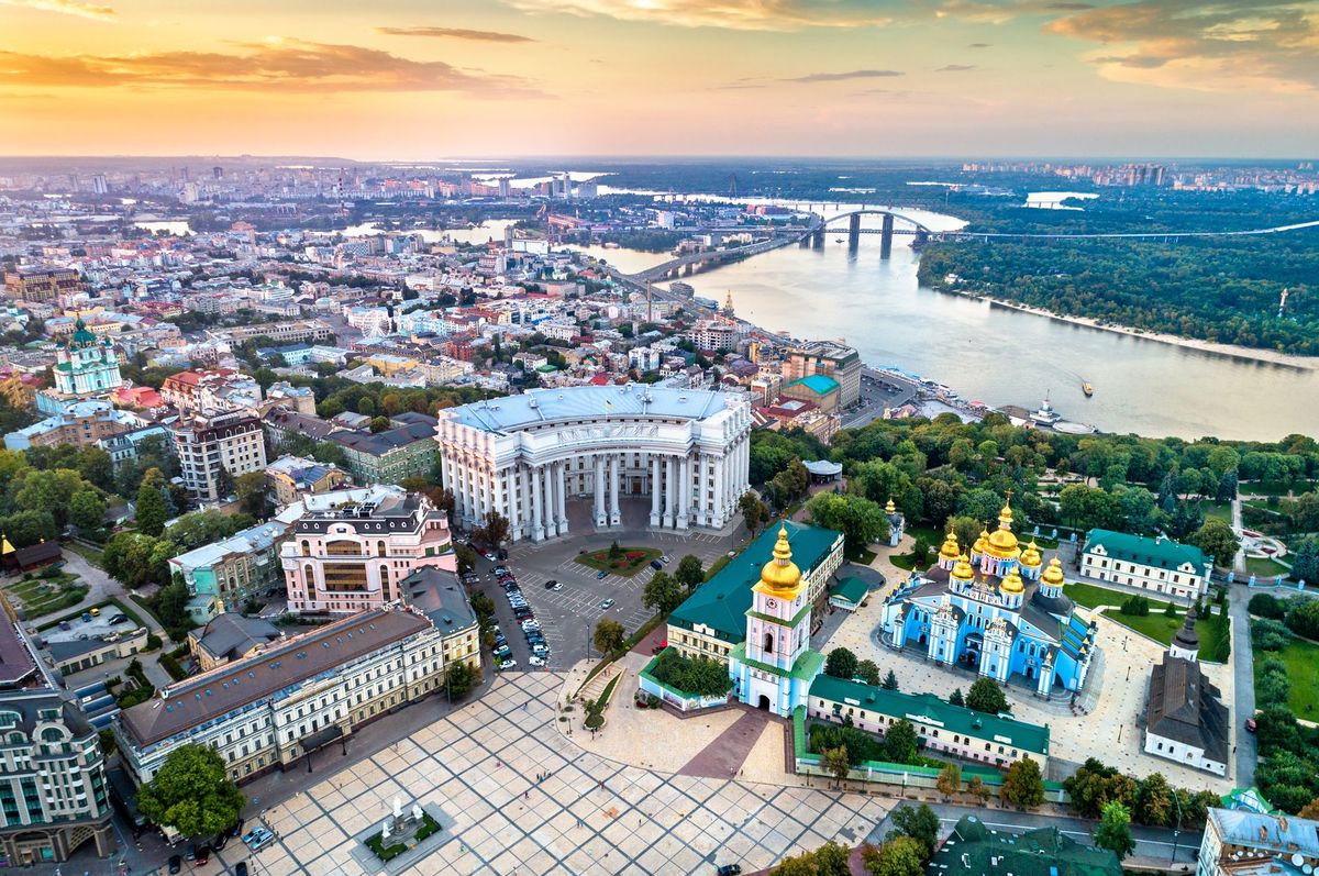 In Kiev de hoofdstad van de Oekrane vindt je kerken met gouden koepels en de meanderende rivier de Dnjepr