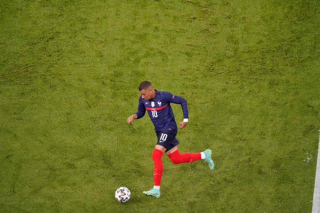 kylian mbappe lleva el balon en un partido con la seleccion francesa de futbol en la eurocopa 2021