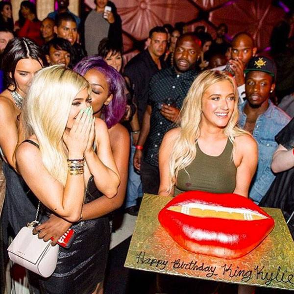 Nightclub, Event, Party, Music venue, Fun, Photobombing, Night, Bachelorette party, Leisure, 