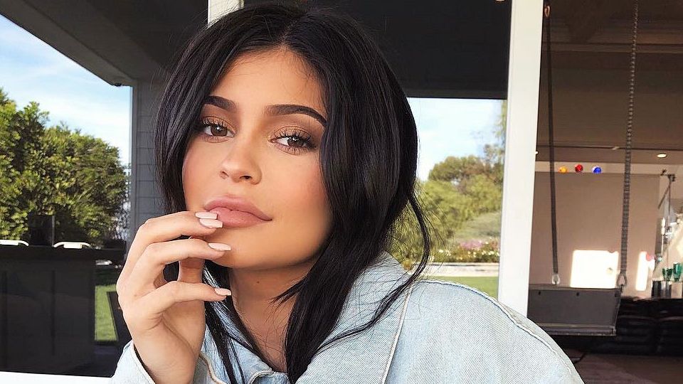 It's Entirely Possible That Kylie Jenner Never Learned How To Wear A Coat