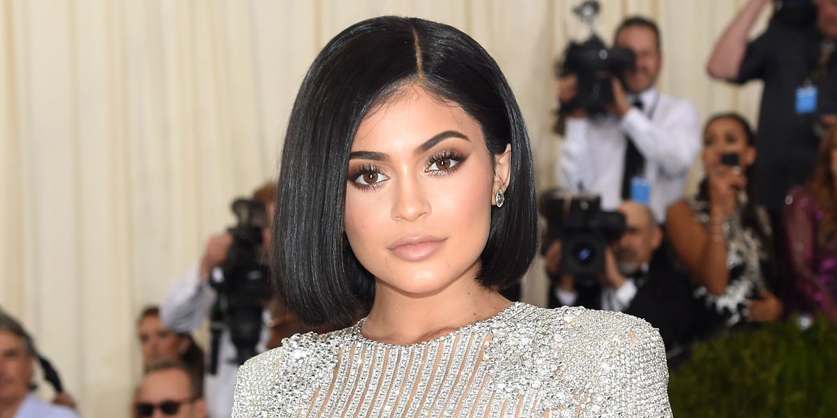 Kylie Jenner shows of abs post-pregnancy
