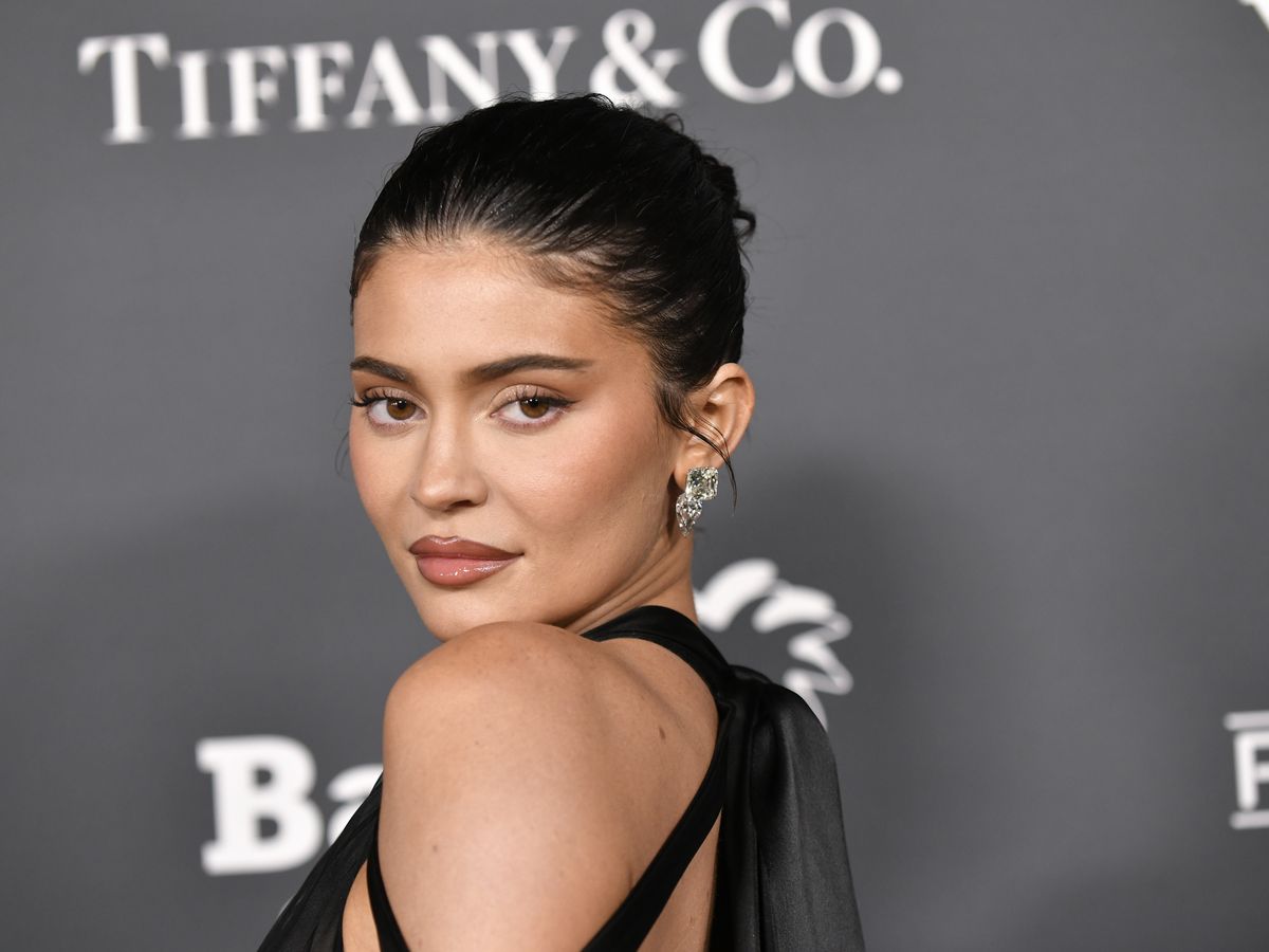 https://hips.hearstapps.com/hmg-prod/images/kylie-jenner-attends-the-2022-baby2baby-gala-presented-by-news-photo-1690823945.jpg?crop=0.90711xw:1xh;center,top&resize=1200:*