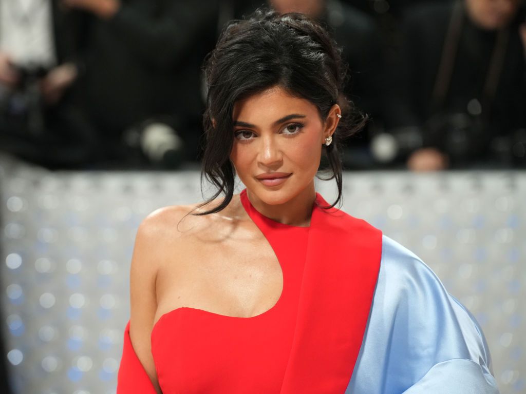 How much money does Kylie Jenner make from social media posts?