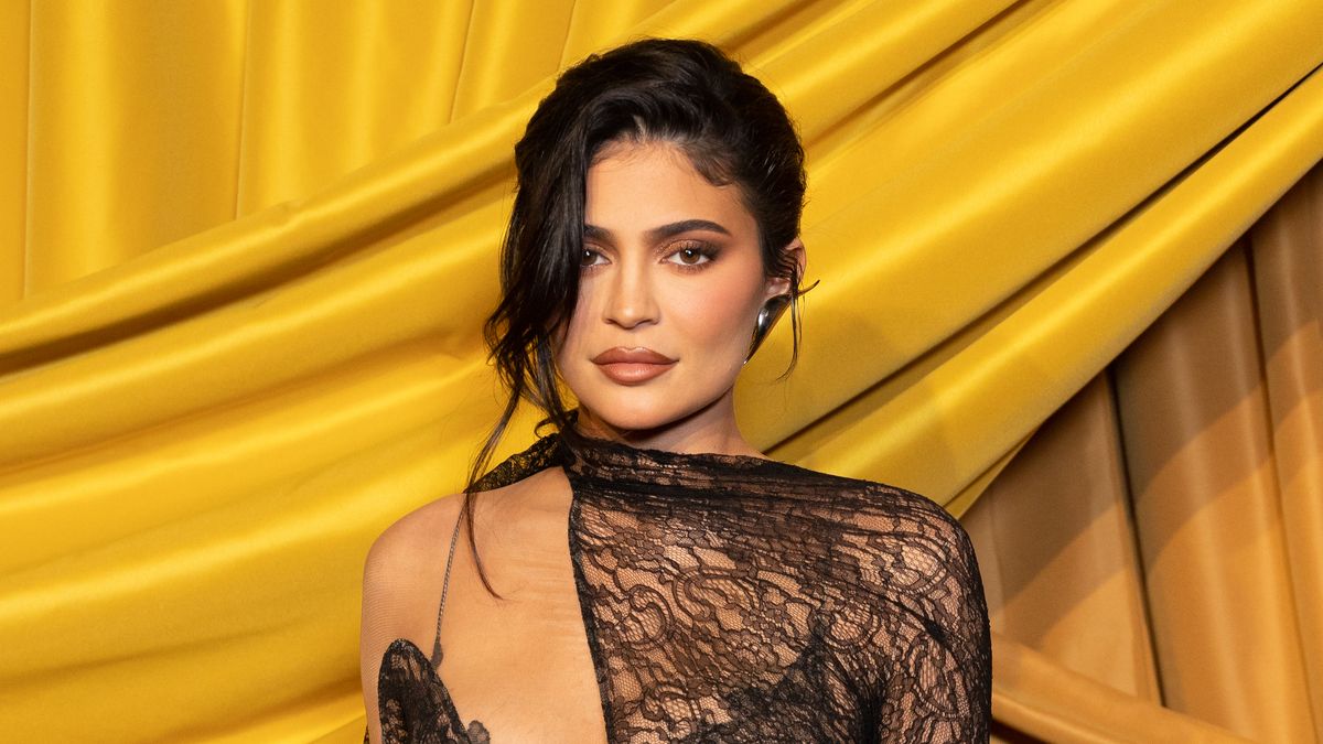 preview for Kylie Jenner shares everyday glam make-up look