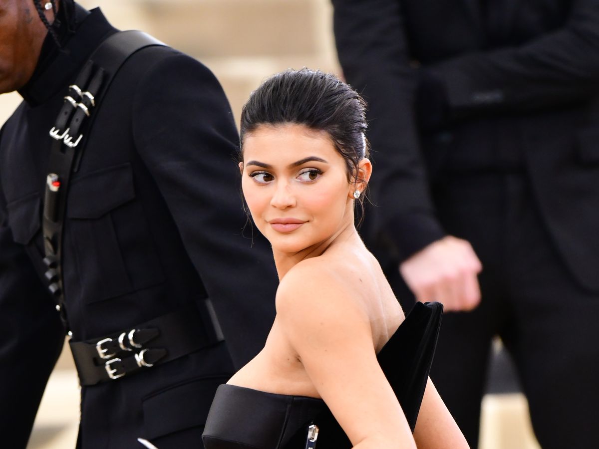 How Kylie Jenner Started Makeup Company Now Worth $800 Million