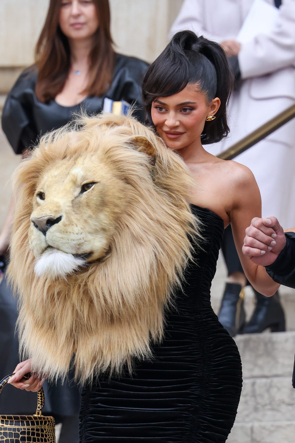 kylie jenner in her lion's head dress