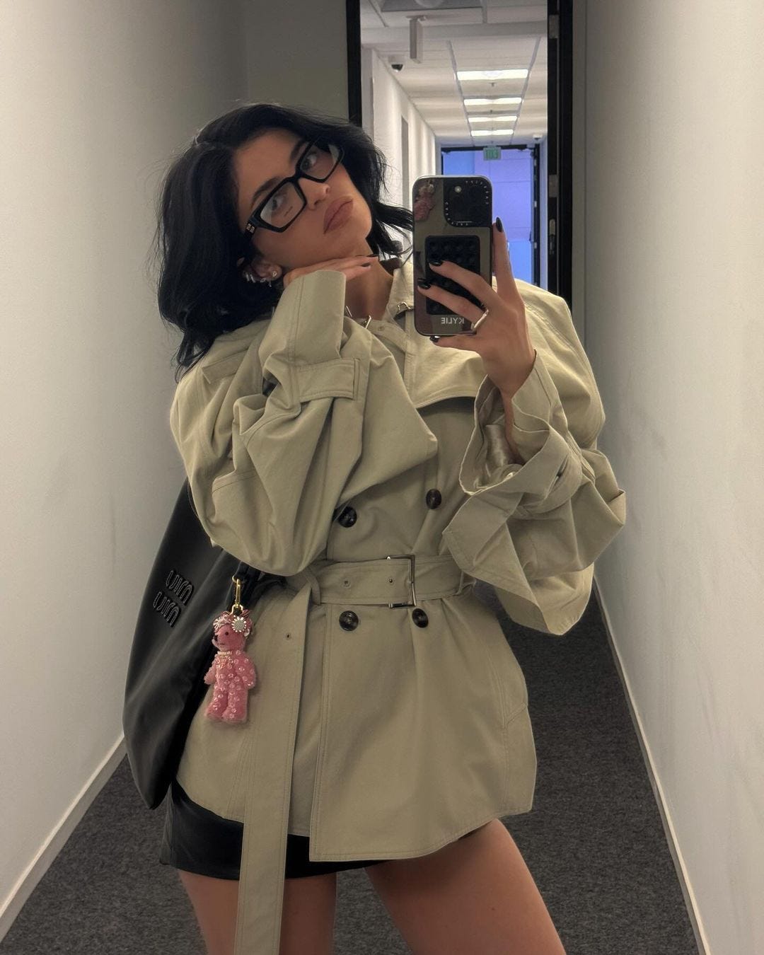 Trench corto e minigonna in pelle: la combo di stagione secondo Kylie Jenner