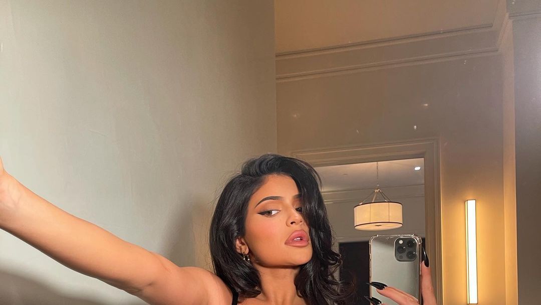 Kylie Jenner Ki Xxxbf - Kylie Jenner Is, Once Again, Naked, Covered in Blood And Twitter Can't Stop  Making Period Jokes