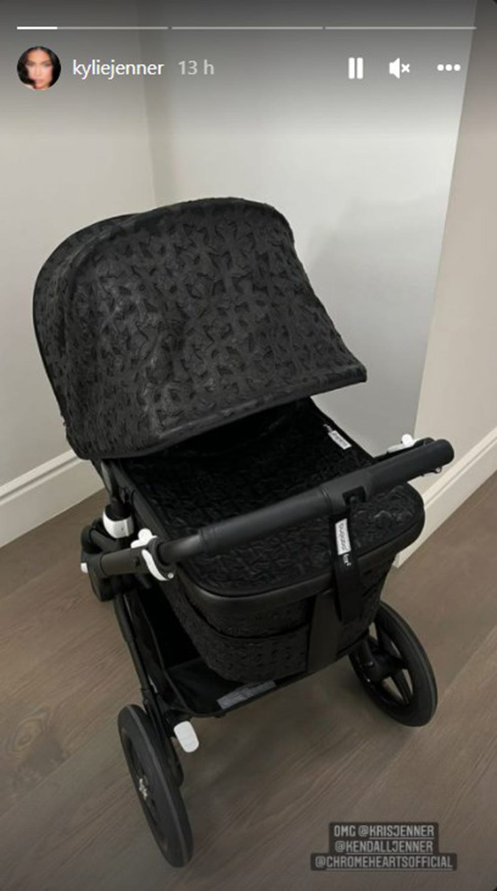 kylie jenner muestra su carrito de bebé gótico de chrome hearts