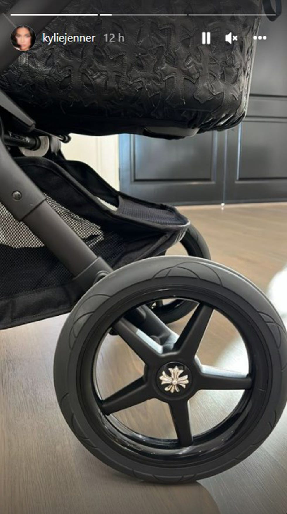 kylie jenner muestra su carrito de bebé gótico de chrome hearts