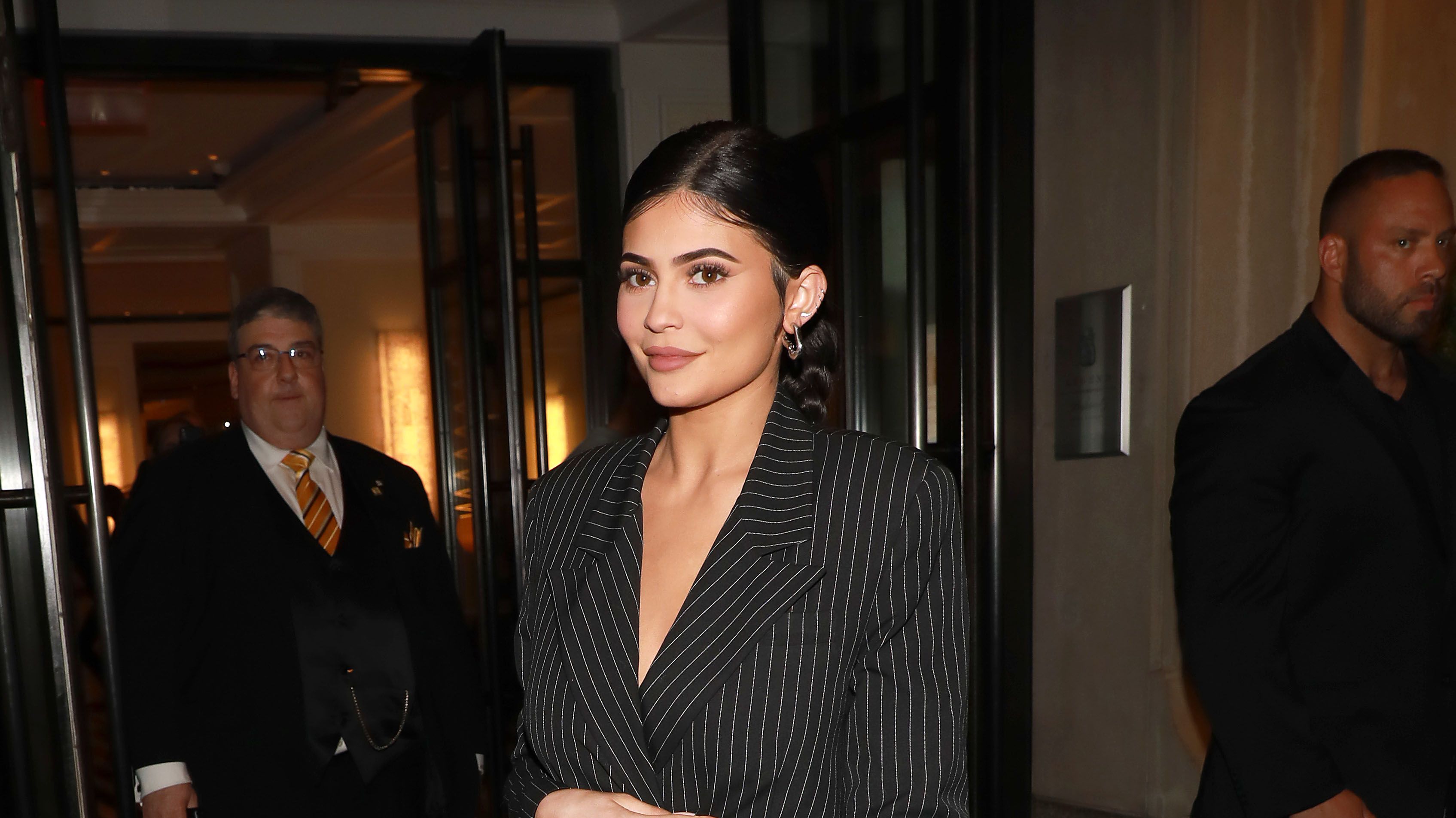 Only Kylie Jenner Can Give A Basic Casual Outfit Her Daringly Chic