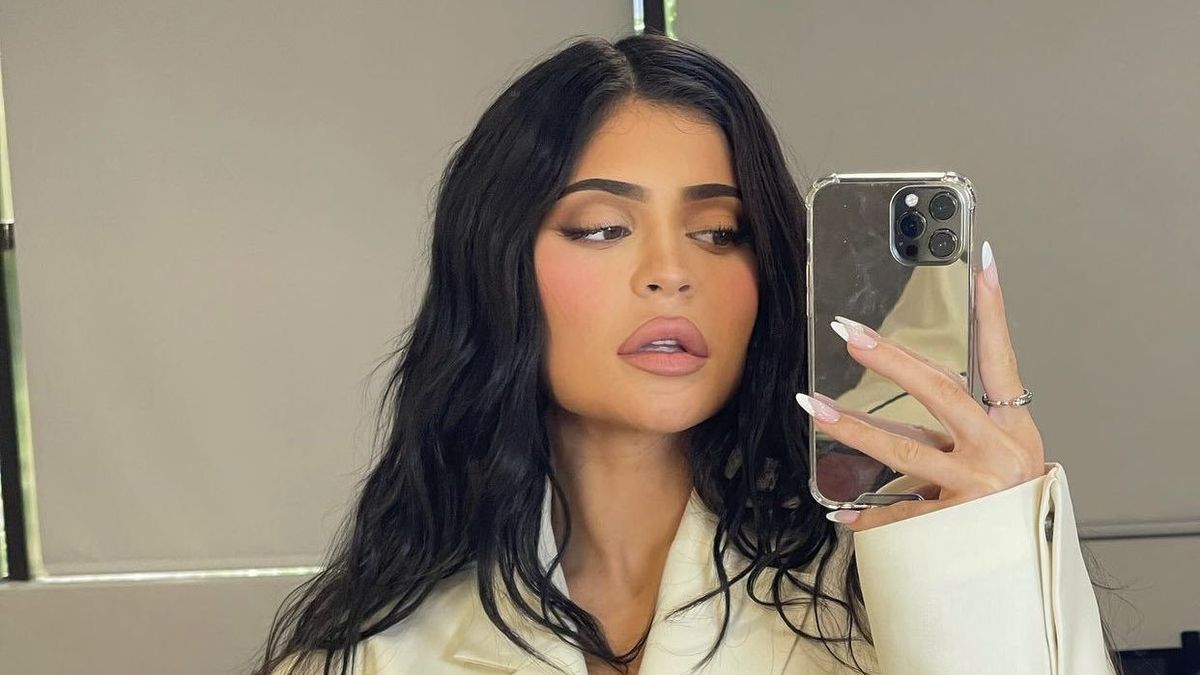 preview for 16 of Kylie Jenner's best hair moments