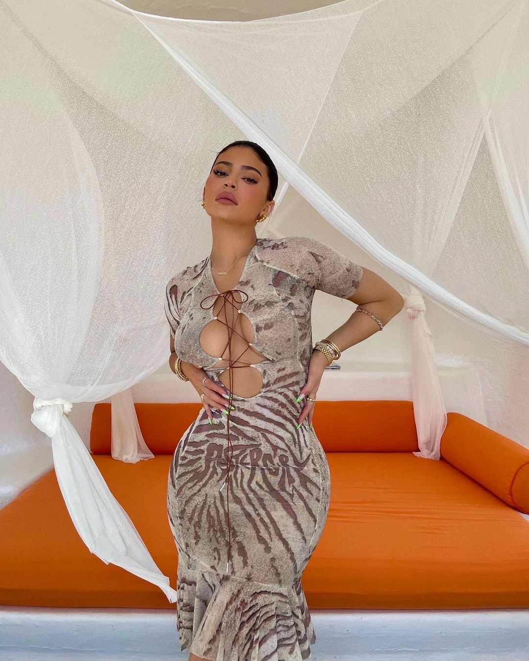 Kylie Jenner showcases her toned curves and ample cleavage in bodycondress