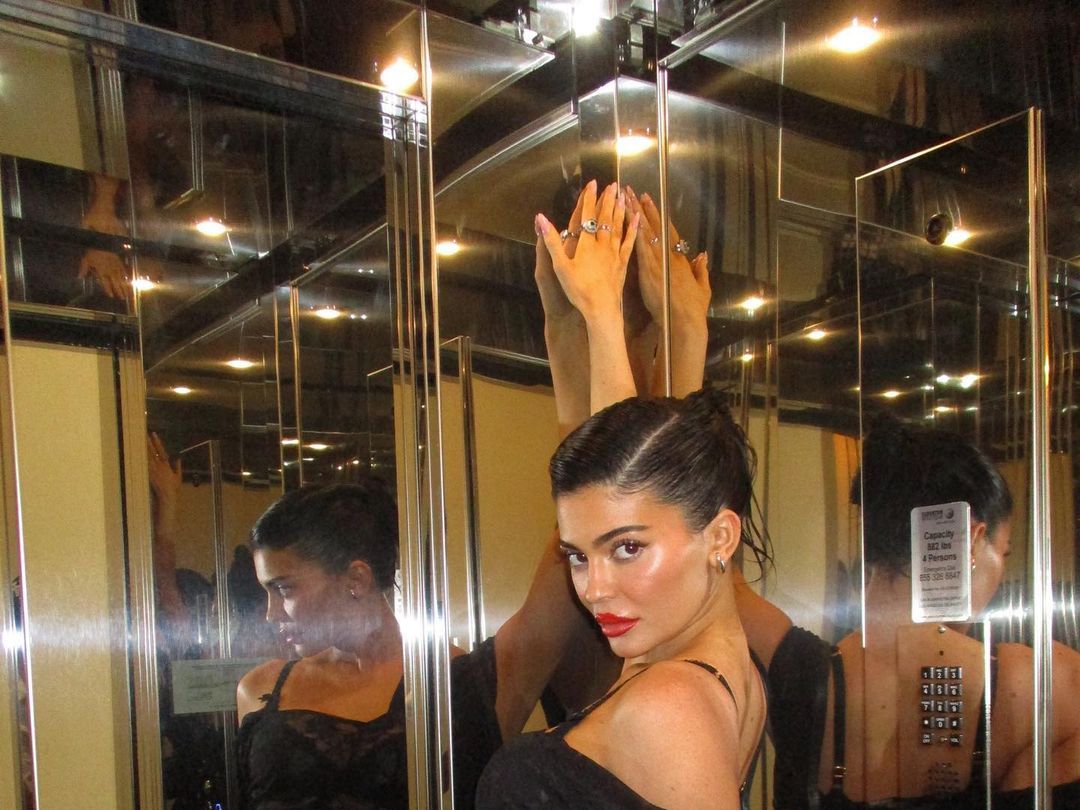Legging transparente revela fio-dental vermelho de Kylie Jenner, Celebridades