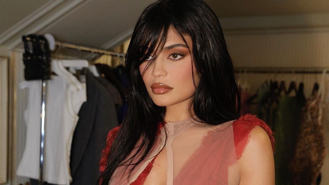 Kylie Jenner: Nude Dress, Khaki Slides