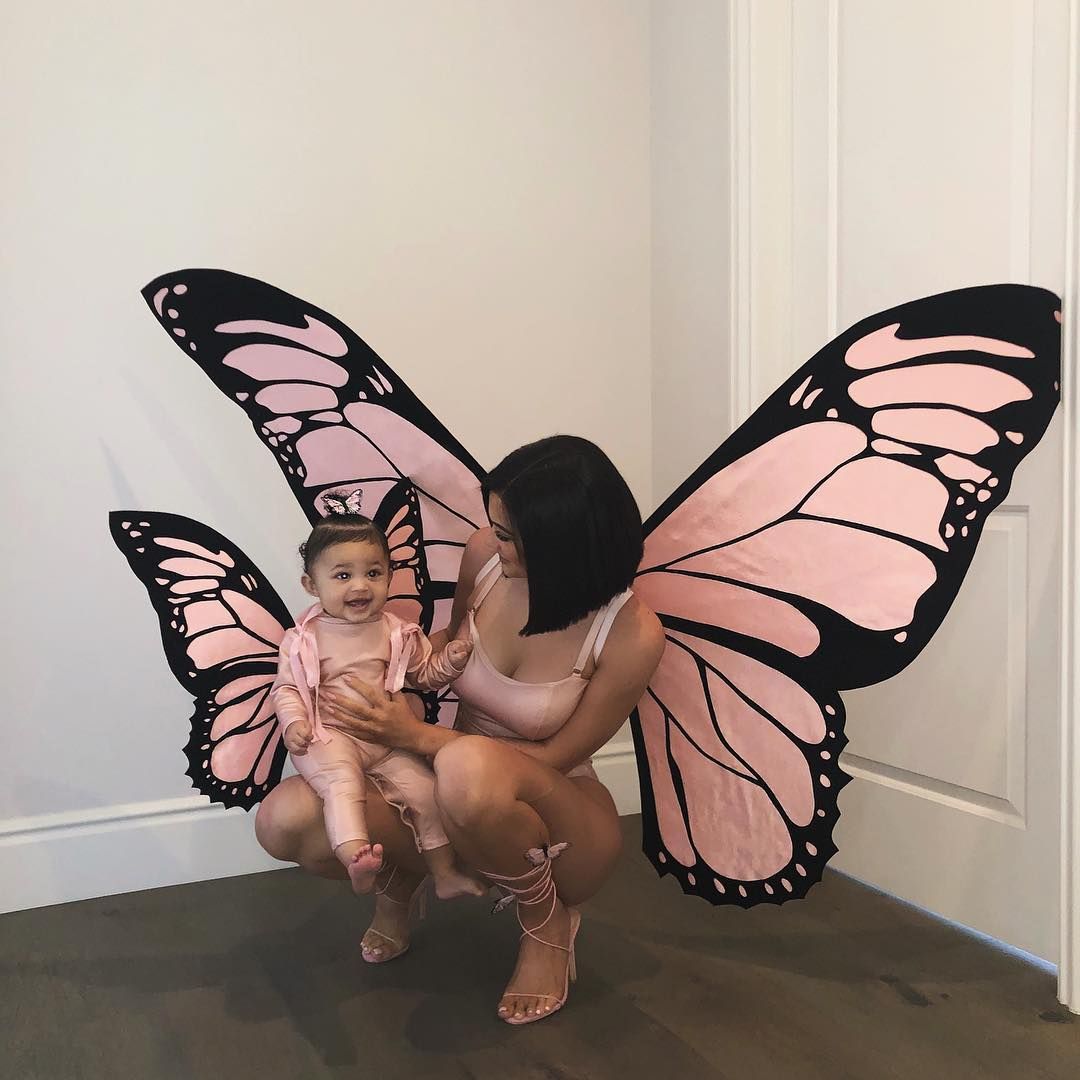 Kylie Jenner y su hija Stormi Webster disfrazadas de mariposa por Halloween