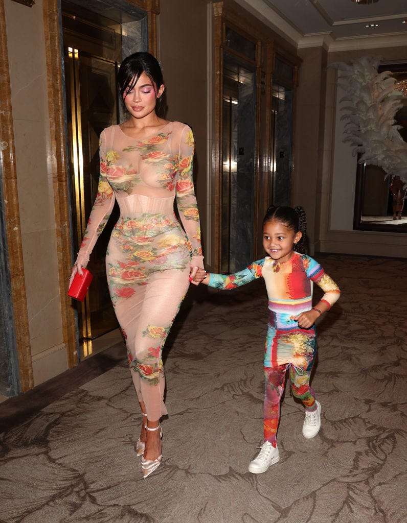 Kylie Jenner y su hija Stormi Webster usan el mismo vestido de color verde  para su fiesta de Navidad