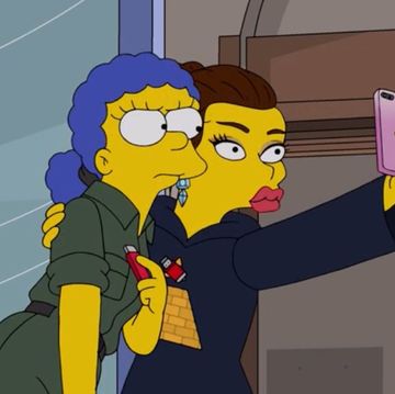 kylie jenner in the simpsons taking a selfie with marge