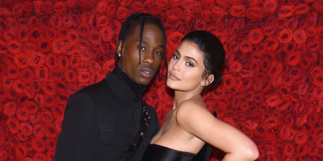 Travis Scott RUNS through a red light AND a stop sign while on the way to  pick up daughter Stormi