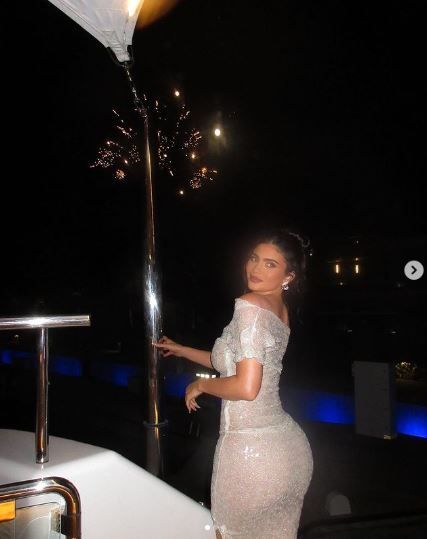 カイリー・ジェンナー、煌めく白のドレスと打ち上げ花火で25歳の誕生日