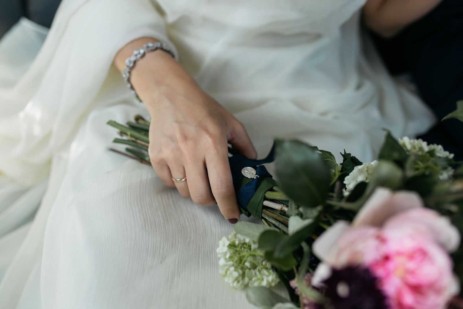 Loreto, la editora de Elle con el look de novia homenaje a sus abuelas