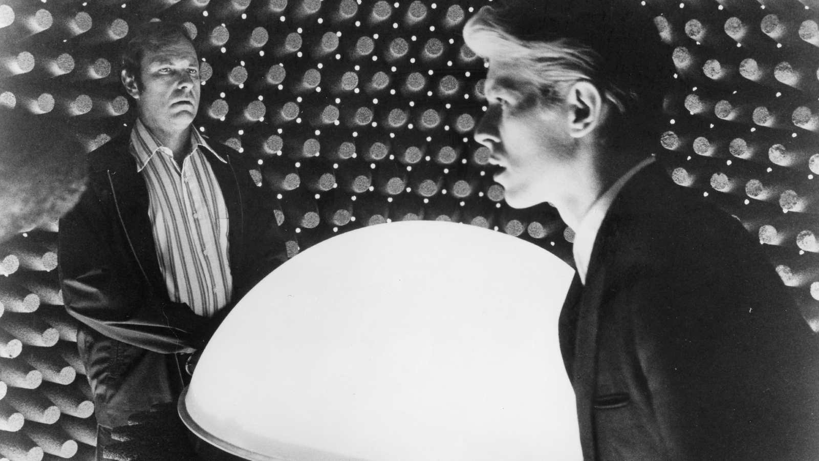 L Uomo Che Cadde Sulla Terra L’uomo che cadde sulla Terra: storia di un classico | Esquire