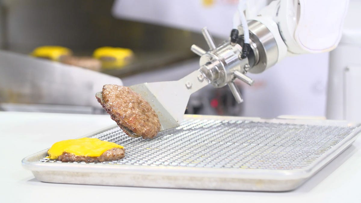 Alumni-founded robotic kitchen cooks up tasty meals