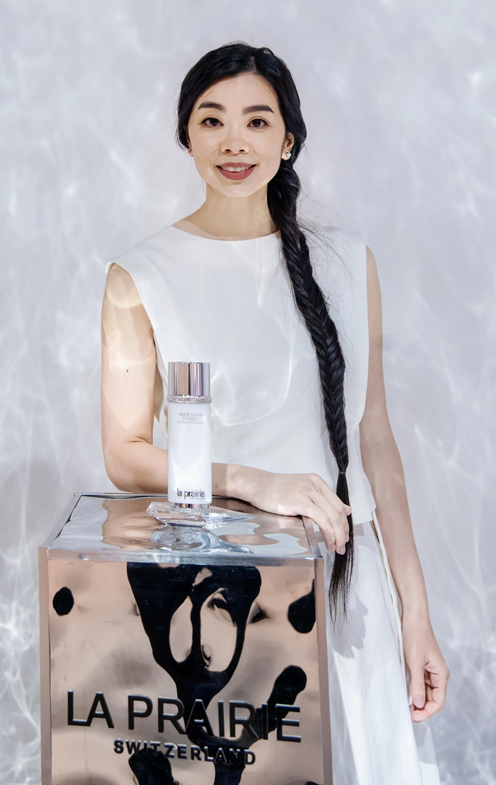 來自瑞士的奢華保養品牌la prairie萊珀妮，今年推出全新「鑽白魚子時空聚光精露」以「光之科學」原理，一次達到光透、緊緻、潤澤三大保養功效，綻現肌膚的「粼粼波光」。