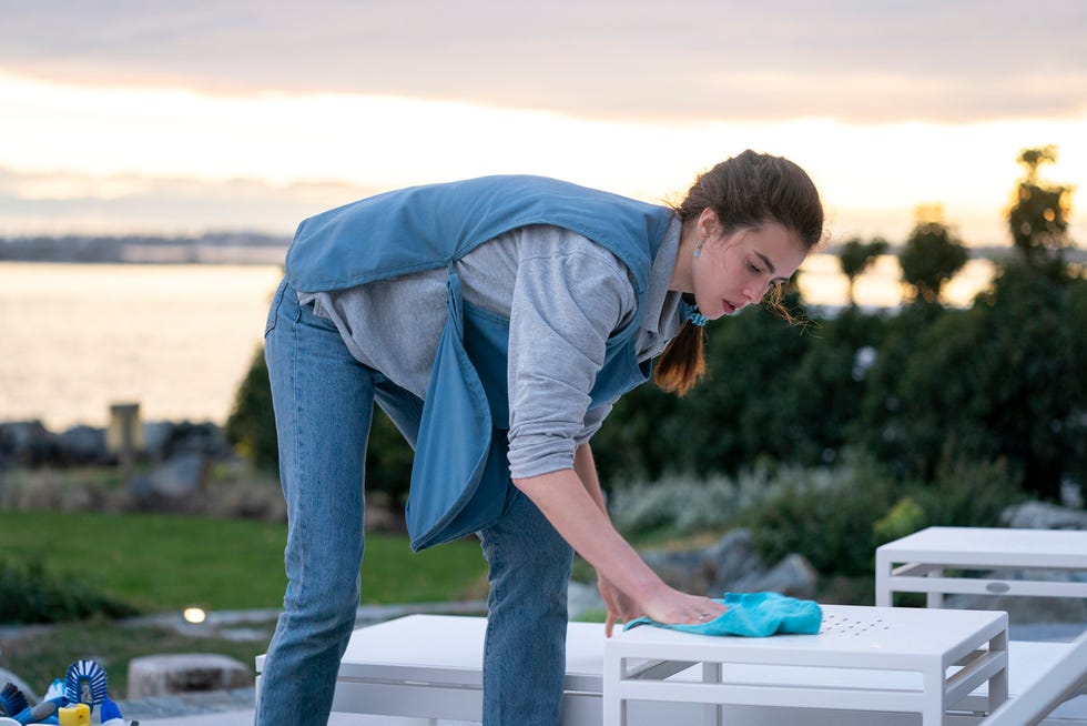 margaret qualley es escritora y limpiadora en la serie la asistenta, de neflix