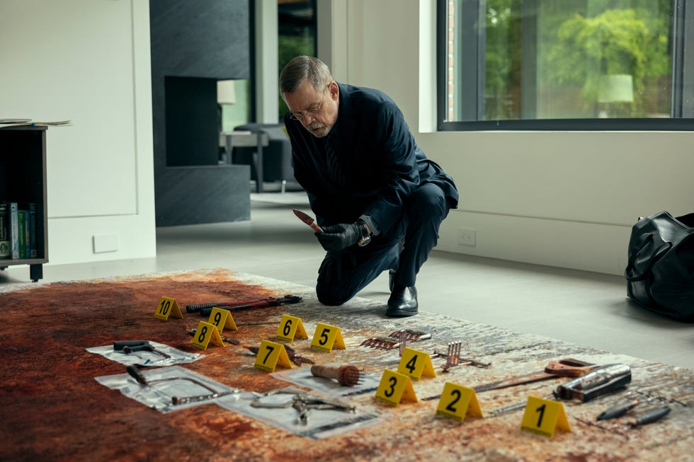 the fall of the house of usher mark hamill as arthur pym in episode 106 of the fall of the house of usher cr eike schroter netflix 2023