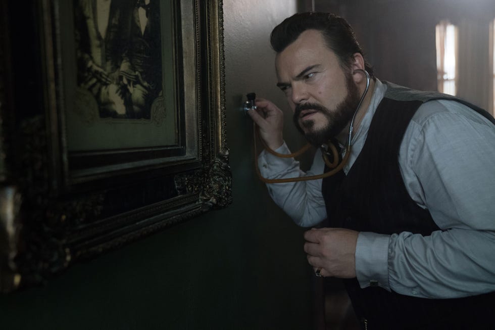 jack black en la casa del reloj en la pared