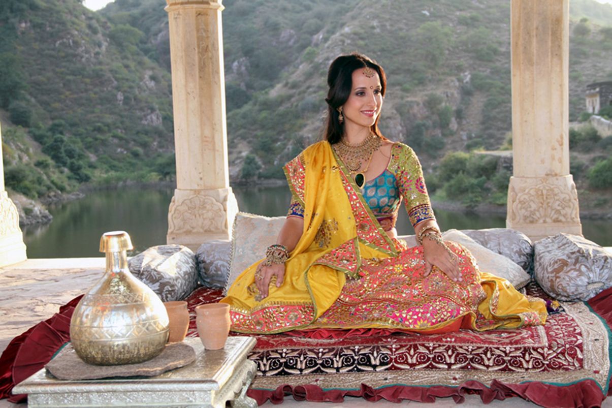Stephanie Stumph posa como maharajá en la película La chica de la esmeralda india.