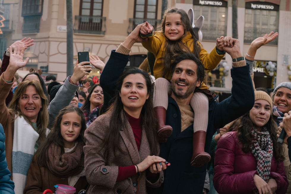 la chica de nieve l to r loreto mauleÓn as ana, emma sanchez as amaya, raÚl prieto as Álvaro in episode 01 of la chica de nieve cr nietenetflix © 2022